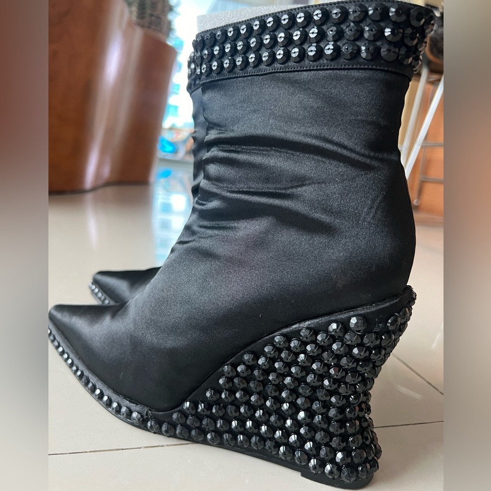 SOLD Gorgeous boots!